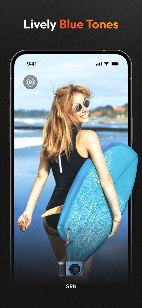 Una mujer sosteniendo una tabla de surf azul en la playa con un filtro vintage aplicado