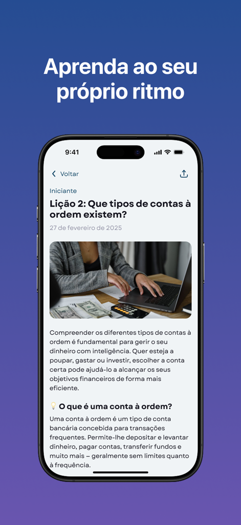 DECO PROteste Investe - Um smartphone a exibir uma lição financeira sobre contas à ordem na aplicação DECO PROteste Investe.