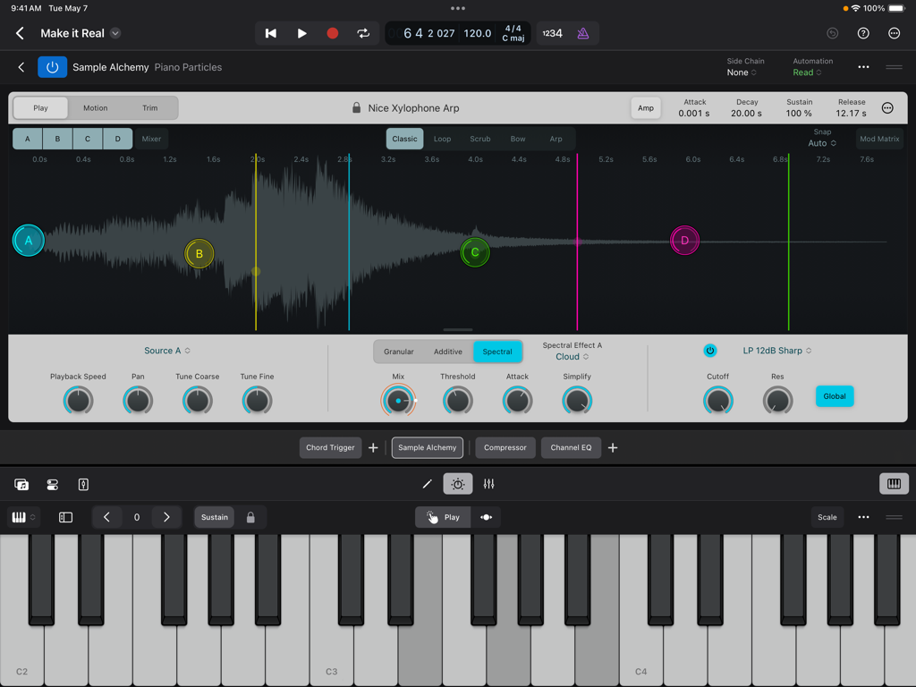 Die Sample Alchemy-Oberfläche von Logic Pro für iPad zeigt eine Klangwelle und eine virtuelle Klaviertastatur für die Musikproduktion