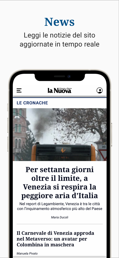 Smartphone exibindo o feed de notícias em tempo real do aplicativo La Nuova di Venezia e Mestre.