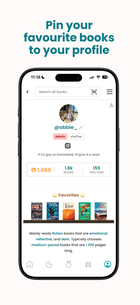 Pantalla de la aplicación móvil StoryGraph que muestra el perfil de un usuario con una estantería de favoritos de libros fijados y estadísticas de lectura.