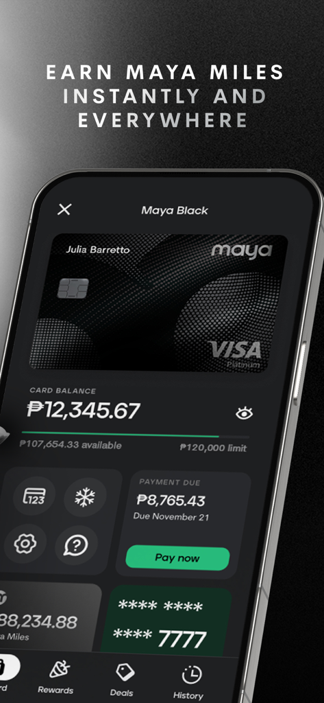 Maya – savings, loans, cards - L'application mobile Maya affiche une carte de crédit Maya Black Visa Platinum avec des récompenses Maya Miles.