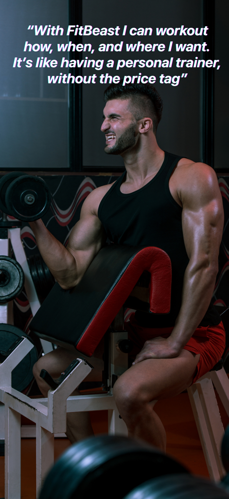 Homme musclé effectuant des curls biceps à la salle de sport, représentant FitBeast comme un entraîneur personnel IA abordable