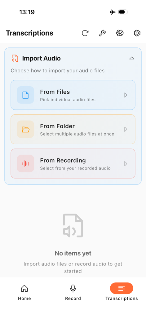 iTranscription - iTranscription アプリのインターフェイス。ファイル、フォルダ、または録音からオーディオをインポートしてオフラインで文字起こしするためのオプションが表示されています。