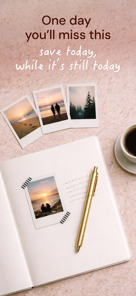 Dear Today: Photo Journal - Composición estética de un diario de fotos con polaroids, un bolígrafo dorado y una taza de café.