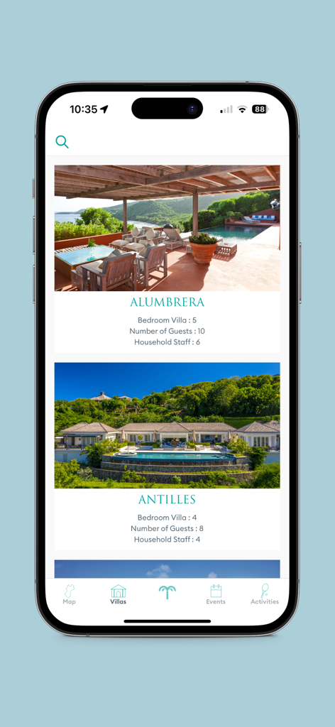 Una pantalla móvil de la aplicación Mustique que muestra una lista de villas de lujo en alquiler con detalles sobre capacidad y personal doméstico.