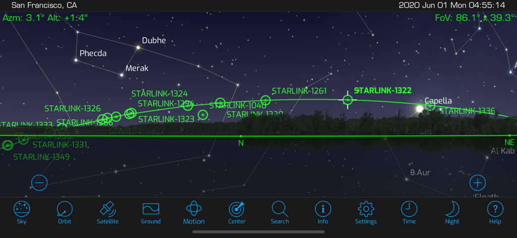 Orbitrack - 星座のラベルが付いた星空を横切るスターリンク衛星の列を表示するOrbitrackアプリの画面