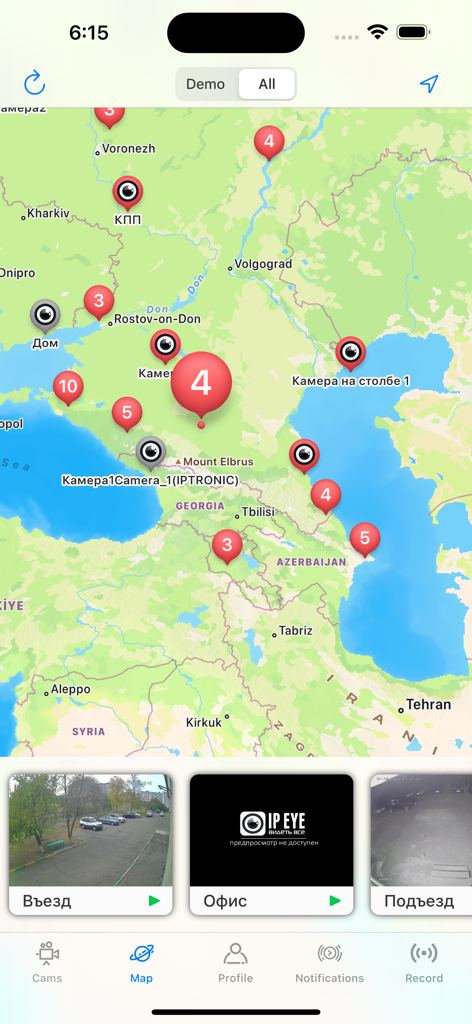 IPEYE CCTV App zeigt Standorte von Sicherheitskameras auf einer Karte und Live-Video-Thumbnails