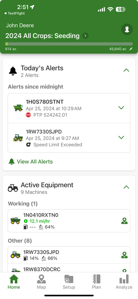 Operations Center Mobile - Pantalla de inicio de John Deere Operations Center Mobile que muestra alertas de progreso de siembra y el estado del equipo activo