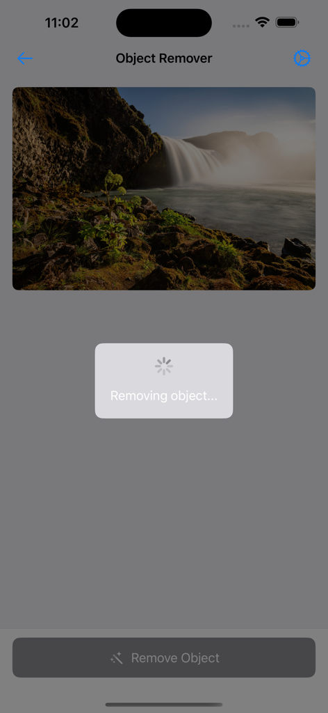 Object Remover by AIのモバイルアプリインターフェース。オブジェクト削除処理中の滝の風景写真が表示されています。