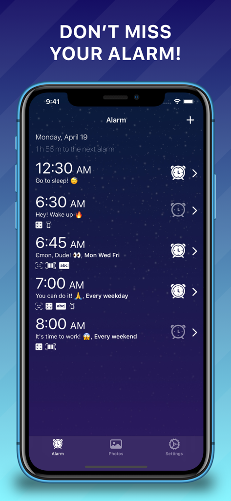 Smart Alarm Clock - Alarmer - Interface do Despertador Inteligente Alarmer mostrando vários alarmes agendados com tarefas personalizadas como matemática e escaneamento de código de barras em um fundo estrelado