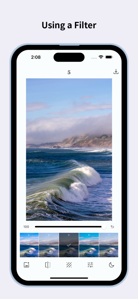 Interface de l'application FilmN Lite montrant une photo d'une vague océanique déferlante en cours d'édition avec un filtre esthétique bleu.