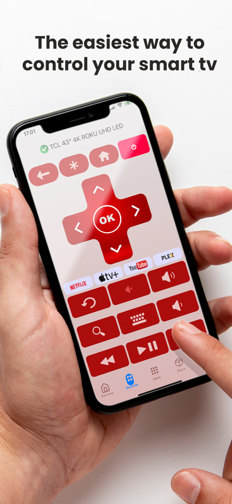 Uma pessoa segurando um iPhone com a interface do aplicativo Remote For Tcl Roku para controlar uma smart TV