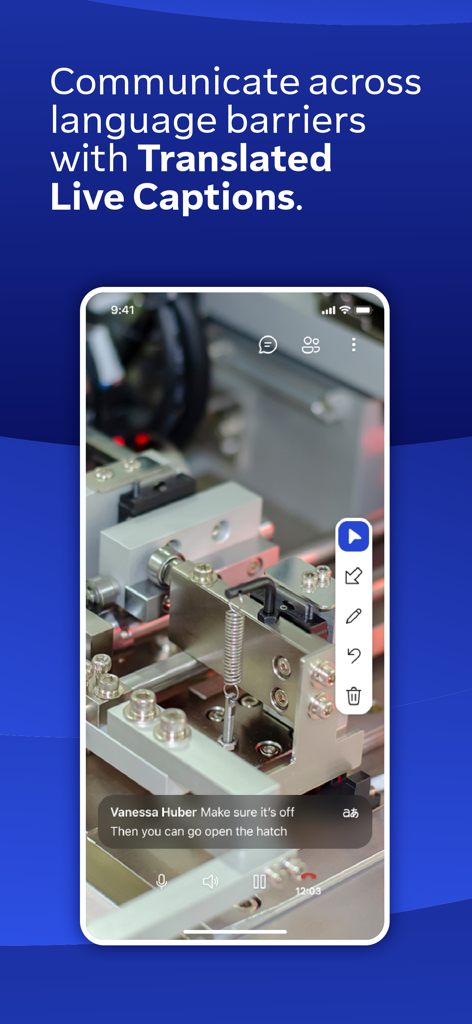 Pantalla de smartphone mostrando TeamViewer Assist AR con subtítulos traducidos en vivo y anotaciones 3D en maquinaria.