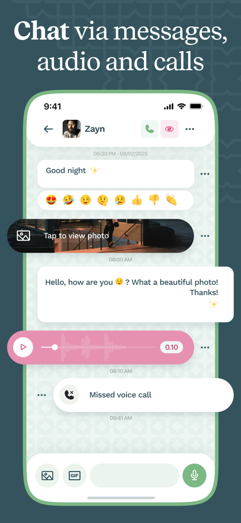 Mashallah: Halal Muslim dating - Mashallahアプリのチャットインターフェースに、ユーザー間のテキストメッセージ、ボイスメモ、不在着信通知が表示されている