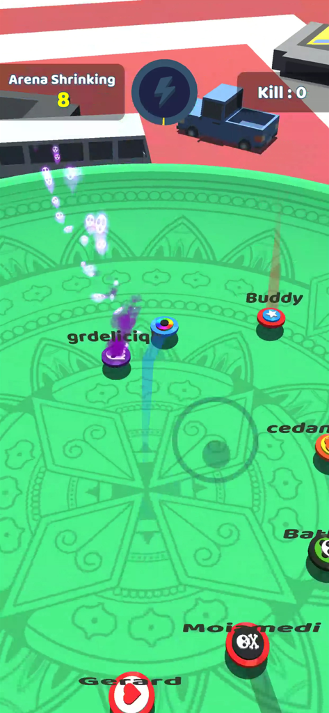 Fidget spinner che competono in un'arena circolare verde con un bordo che si restringe in Spinner.io