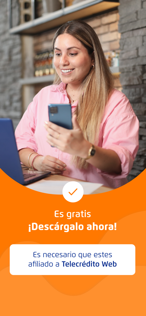 Telecrédito Móvil BCP - Una mujer sonriendo mientras usa su teléfono inteligente con una llamada a la acción para descargar la aplicación de banca empresarial Telecrédito Móvil BCP.