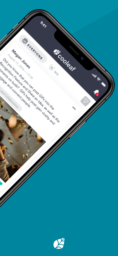 Smartphone-Display, das den sozialen Feed der Cooleaf-App für Mitarbeiteranerkennung und Unternehmens-Updates zeigt