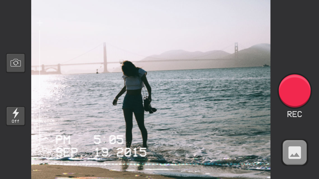 Camcorder - Record VHS Home Videos - 해변 영상 장면에 레트로 VHS 필터와 빈티지 날짜 스탬프를 보여주는 캠코더 앱 인터페이스