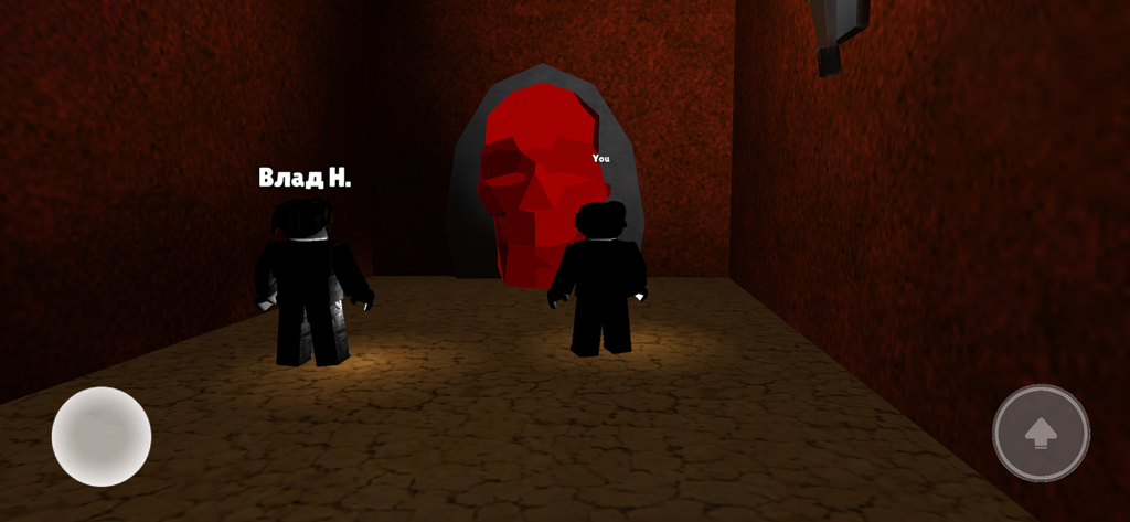 99 Nights : Forest Survival - Dos personajes enfrentando una gran calavera roja dentro de una habitación oscura en 99 Nights Forest Survival.