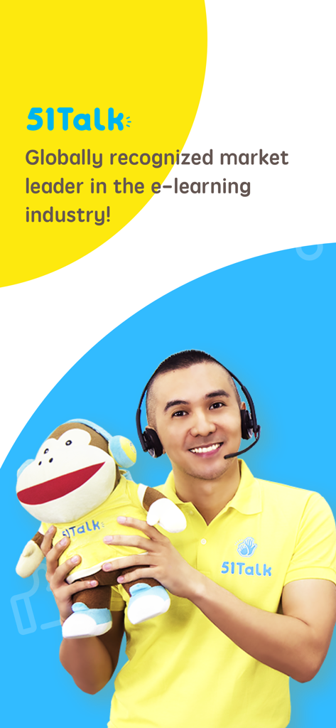 Professeur ESL masculin portant un casque et tenant une marionnette pour la plateforme d'éducation en ligne 51Talk