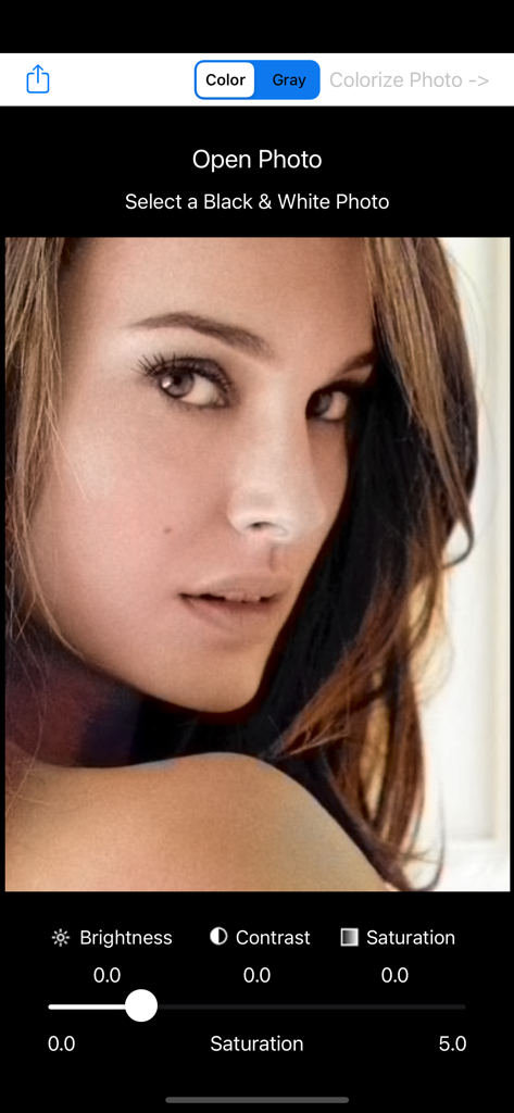 Interfaz de la aplicación Photo Colorizer mostrando un retrato coloreado de una mujer con deslizadores de saturación y brillo.