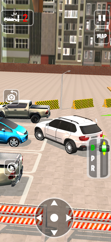 Offroad Jeep Drive : 4x4 Games - Un SUV blanco maniobra a través de un estacionamiento en un juego de simulación de conducción de precisión.