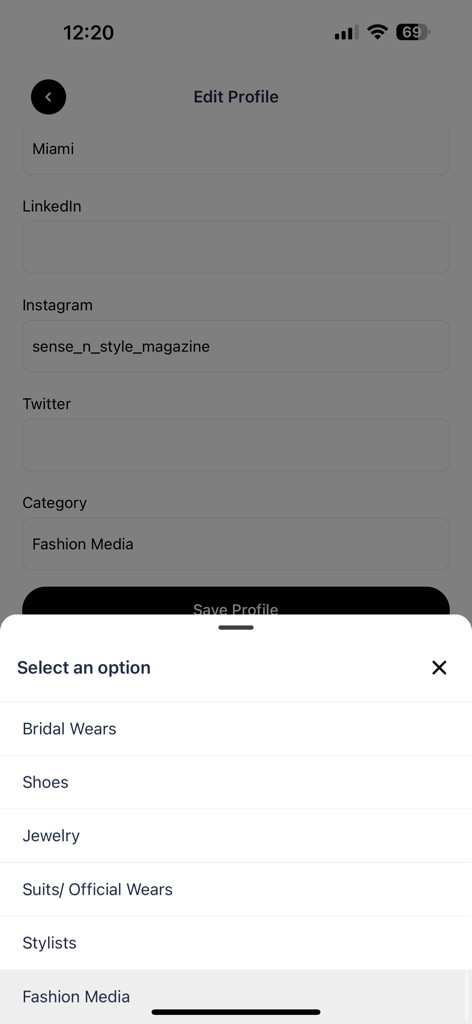 Sense N' Style - Pantalla de edición de perfil de la app Sense N Style con enlaces a redes sociales y selección de categoría de industria