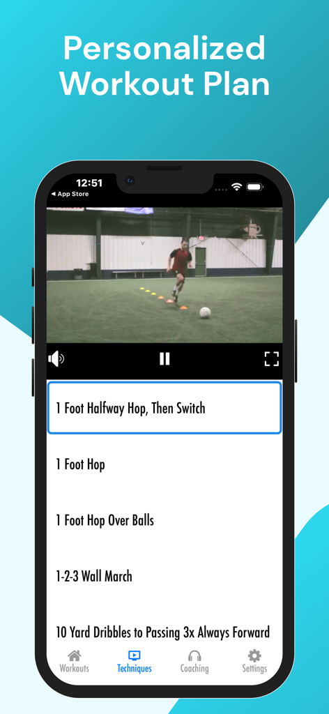 Soccer Dribbling Master - Interfaz de aplicación móvil que muestra un video de entrenamiento de fútbol y una lista de ejercicios de regate personalizados.
