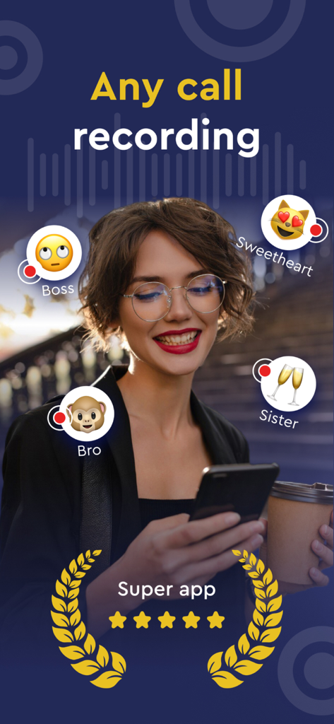 Una donna che tiene in mano uno smartphone e una tazza di caffè utilizzando l'app del registratore di chiamate per registrare chiamate dal suo capo e dalla sua famiglia.