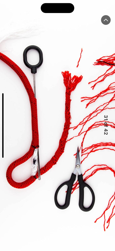 Guía paso a paso para ayustar un cabo de vela rojo utilizando herramientas especializadas y tijeras