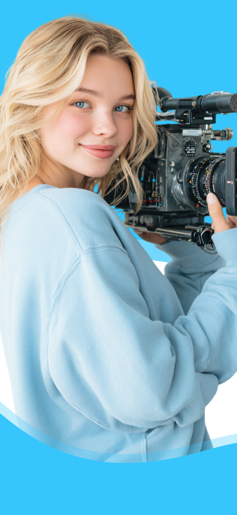 OnTs: Shotlist Organizer - Uma jovem cineasta sorrindo enquanto segura uma câmera de cinema profissional