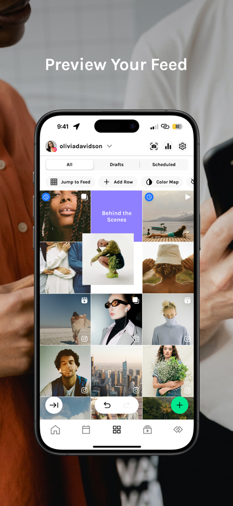 Smartphone mostrando la interfaz de la aplicación UNUM para previsualizar y planificar un diseño de cuadrícula de Instagram.