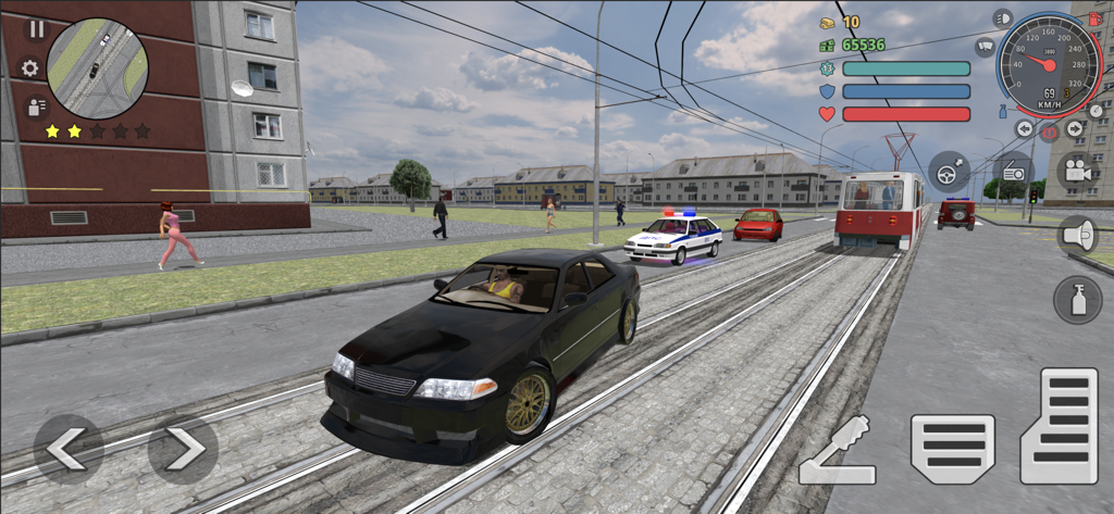 Criminal Russia 3D. Boris - Ein Polizeiauto jagt ein schwarzes, getuntes Fahrzeug auf Straßenbahnschienen in einer städtischen Open-World-Umgebung.