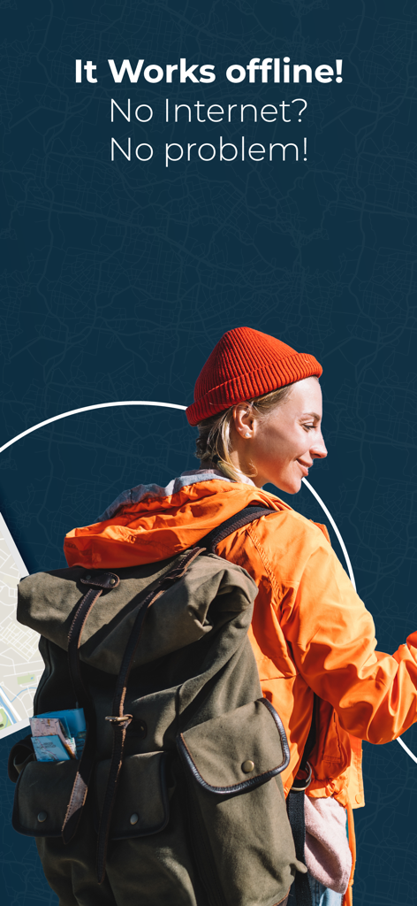 Viajera con mochila usando la función de mapa offline de la guía Descubre Brujas