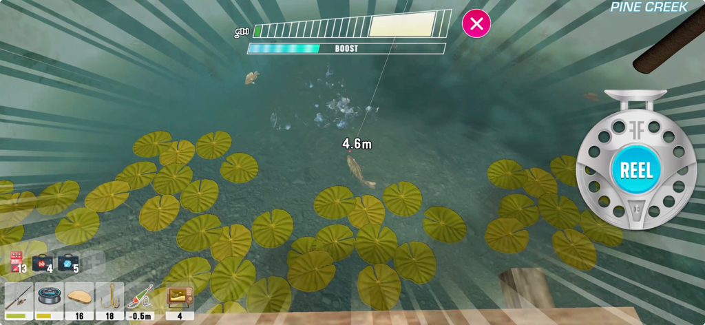 Fishing Friends 3D - Big Catch - Un pez siendo cobrado bajo el agua en Pine Creek en el juego móvil Fishing Friends 3D