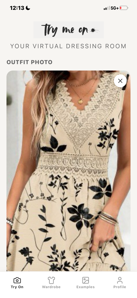 Try Me On - Aplicativo Experimente mostrando um vestido floral na sala de vestir virtual