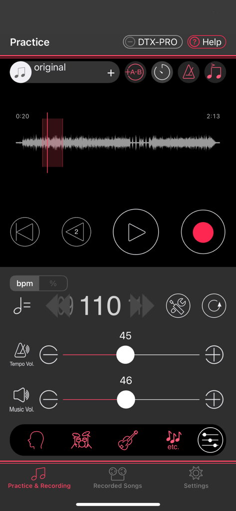 오디오 파형, BPM 템포 제어 및 트랙 분리를 위한 볼륨 슬라이더가 포함된 Yamaha Rec'n'Share 앱의 연습 화면