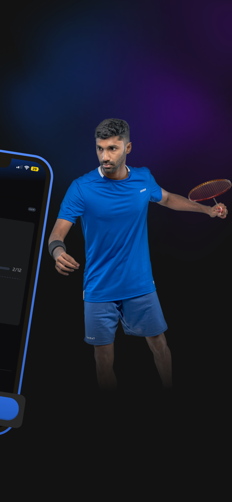 Ein Mann in einem blauen Sporttrikot mit einem Badmintonschläger neben einer Smartphone-Oberfläche zur Buchung von Sportstätten.
