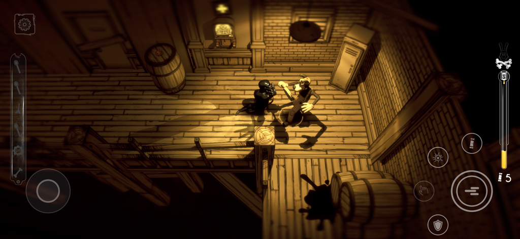 Bendy: Lone Wolf - Boris der Wolf kämpft gegen eine Tinten-Kreatur in einem dunklen Studioraum in Bendy Lone Wolf.