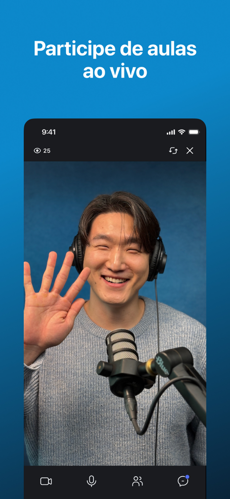 Coreano Online - Uma professora sorridente acena durante uma aula ao vivo de língua coreana no aplicativo móvel Coreano Online