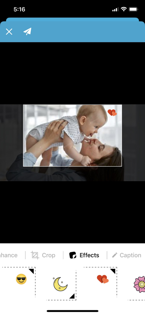 PhotoShare Frame v2 - Ein Foto einer Mutter und ihres Babys, das mit digitalen Effekten und Herz-Aufklebern in der PhotoShare Frame App bearbeitet wird.