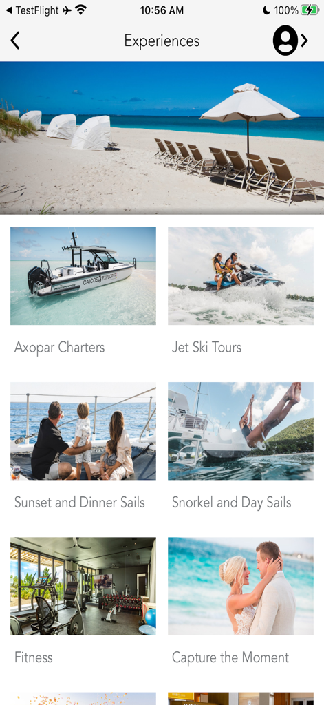 Interfaz de la aplicación móvil Grace Bay Resorts que muestra una lista seleccionada de actividades de lujo que incluyen alquiler de barcos, tours en motos acuáticas y paseos al atardecer