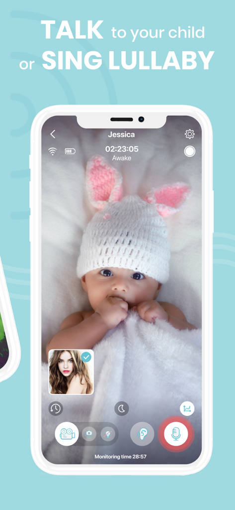 Interfaccia dell'app Baby Monitor Nancy che mostra un feed video in diretta di un bambino con un pulsante microfono per la comunicazione audio bidirezionale.