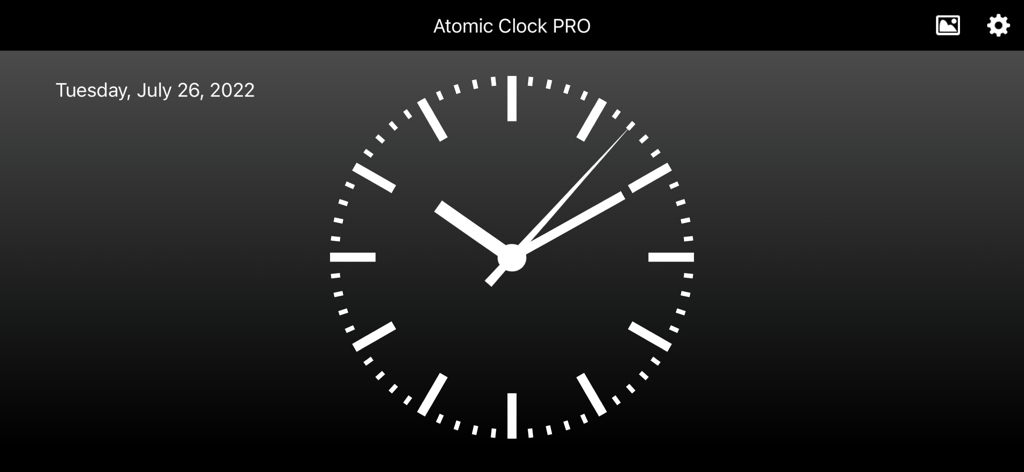 Atomic Clock PRO - Analog clock face with date display in Atomic Clock PRO app landscape mode