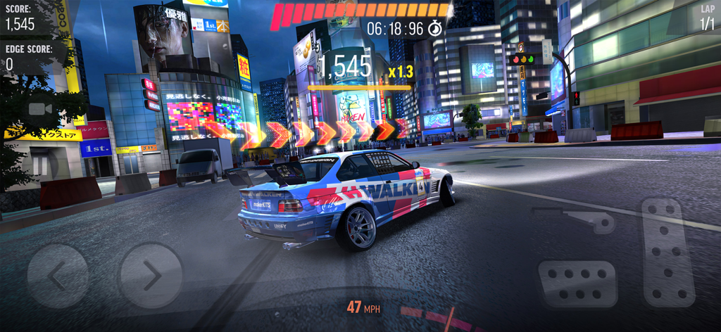 Drift Max Proで、カスタマイズされたレーシングカーがネオン輝く東京の夜の通りをドリフトしている様子。