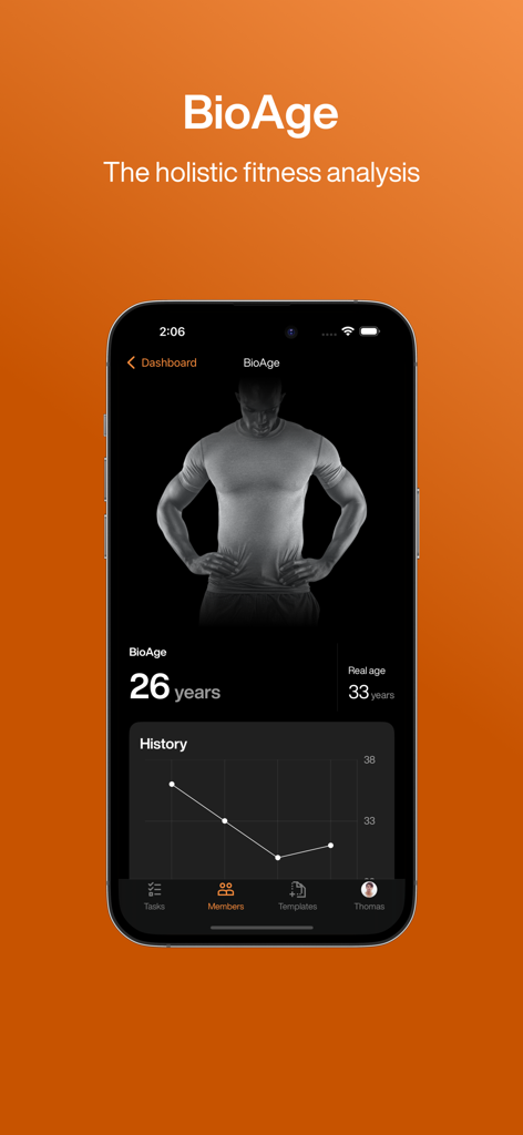 EGYM Trainer 앱 인터페이스, 과거 진행 차트와 함께 BioAge 종합 피트니스 분석 표시
