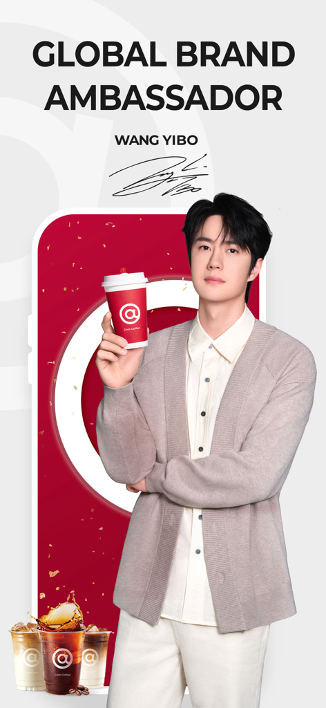 Cotti Coffee AM - Ambasciatore globale del marchio Wang Yibo che tiene in mano una tazza rossa Cotti Coffee.