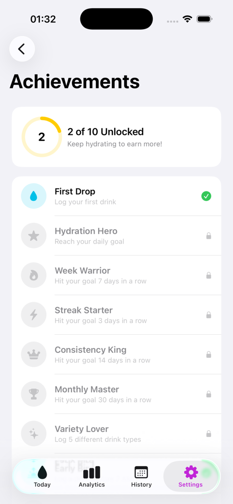Drink Water Hydration Log App - Pantalla de logros en la app de seguimiento de hidratación que muestra metas diarias y hitos de rachas.