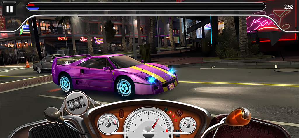 Classic Racing Car Game - Vista en primera persona del salpicadero de un coche clásico mirando a un coche deportivo morado en una carrera nocturna por la ciudad